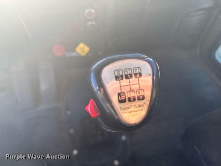 image for item DX3895 2005 Peterbilt 379 semi truck