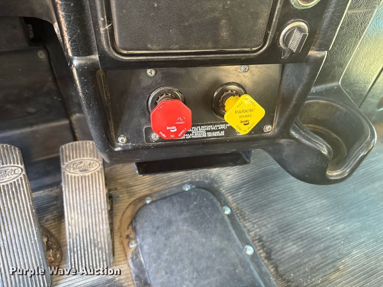 image for item DX3895 2005 Peterbilt 379 semi truck