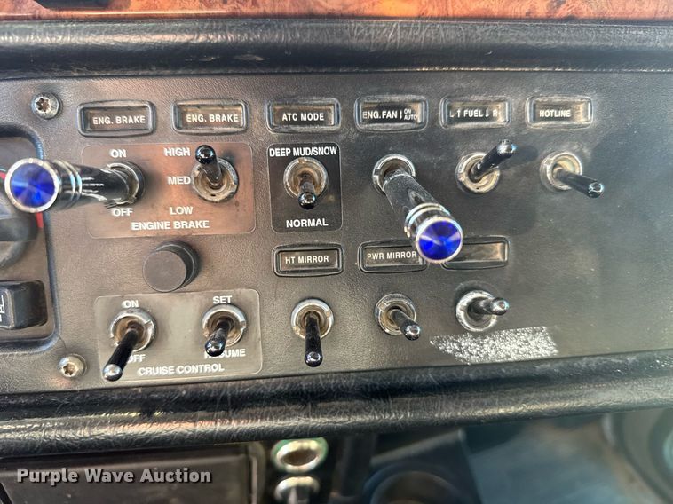 image for item DX3895 2005 Peterbilt 379 semi truck