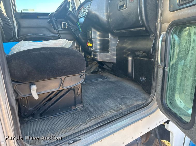 image for item DX3895 2005 Peterbilt 379 semi truck