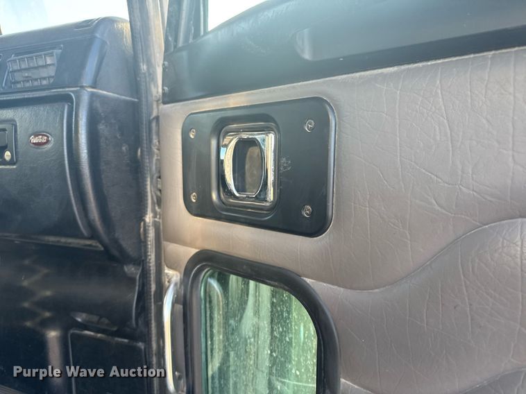 image for item DX3895 2005 Peterbilt 379 semi truck