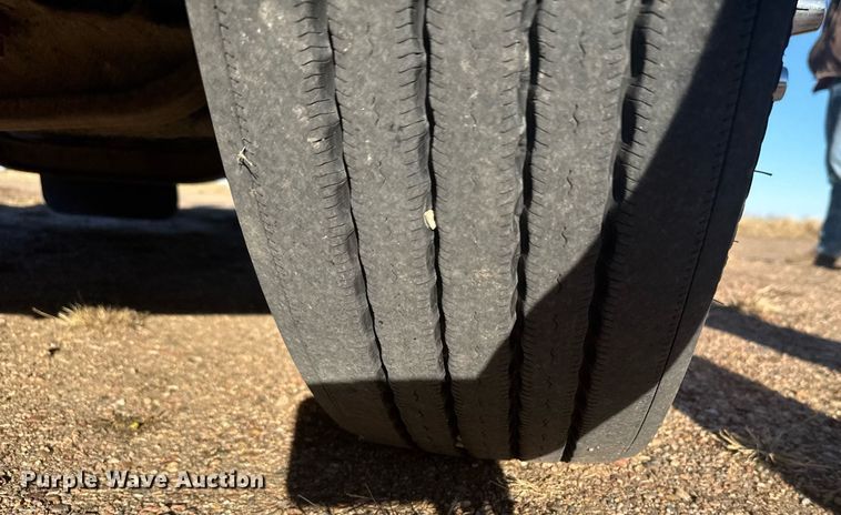 image for item DX3895 2005 Peterbilt 379 semi truck