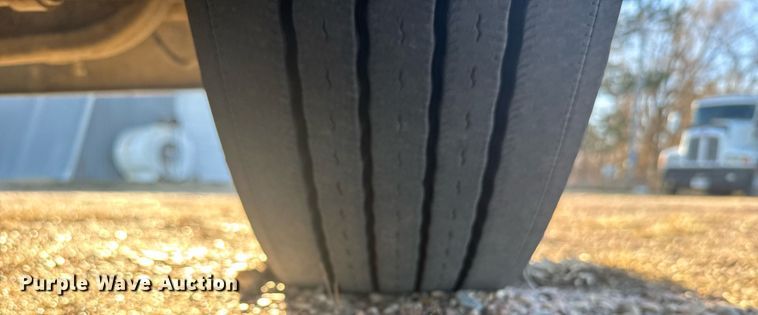 image for item DX3895 2005 Peterbilt 379 semi truck