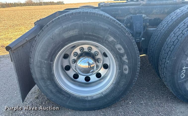 image for item DX3895 2005 Peterbilt 379 semi truck