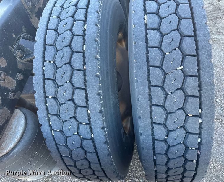 image for item DX3895 2005 Peterbilt 379 semi truck