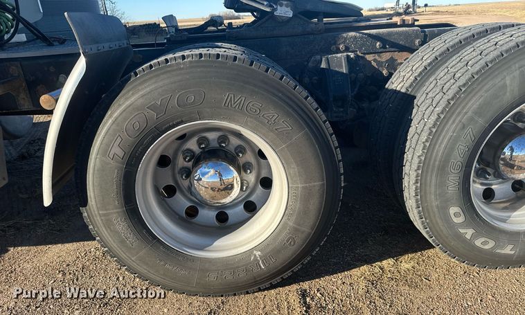 image for item DX3895 2005 Peterbilt 379 semi truck