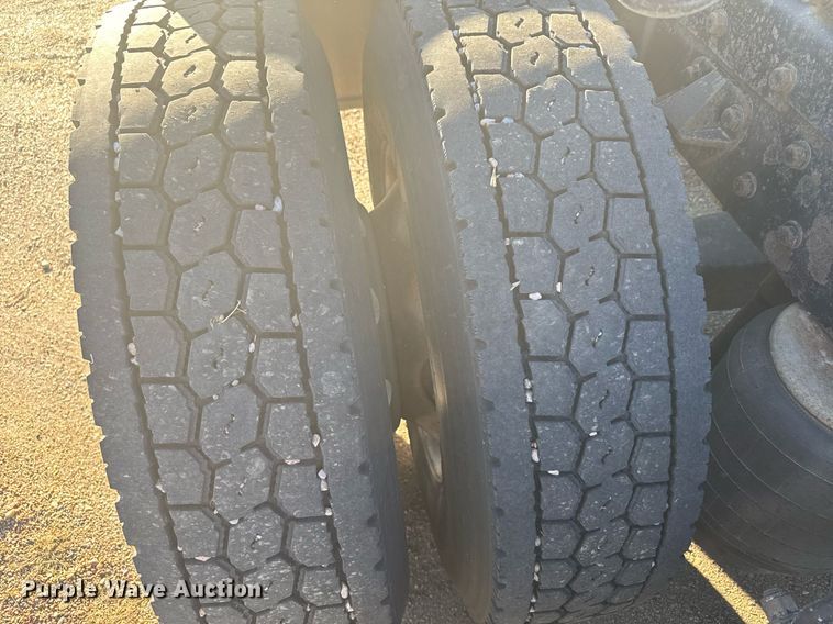 image for item DX3895 2005 Peterbilt 379 semi truck