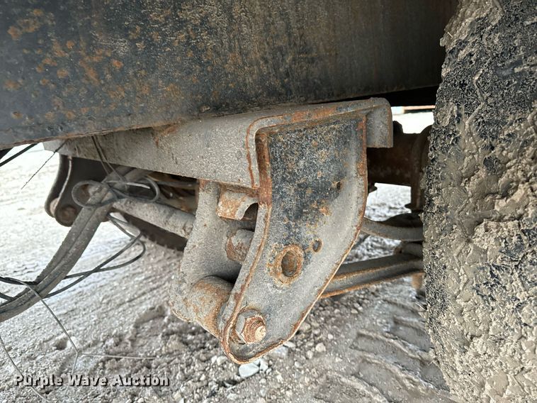 image for item EG6984 2003 Landoll 330B container trailer