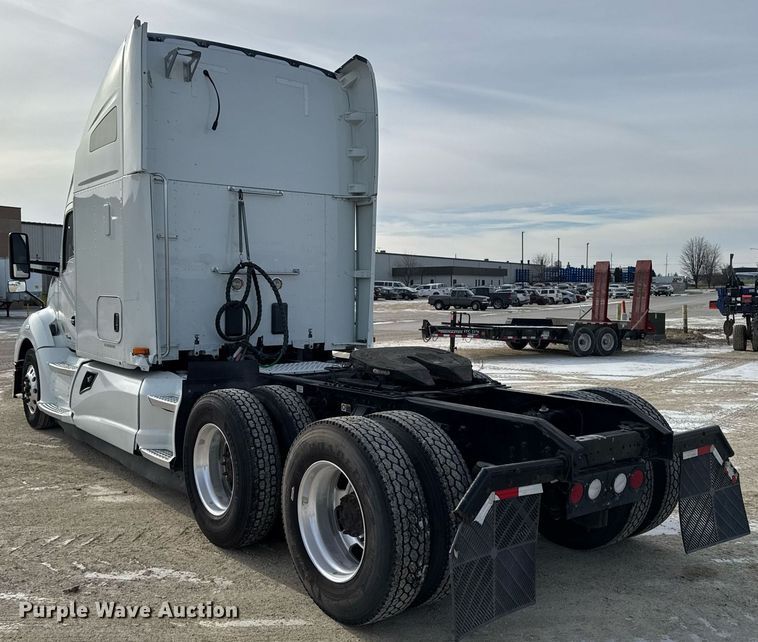 image for item EG7041 2017 Kenworth T680 semi truck