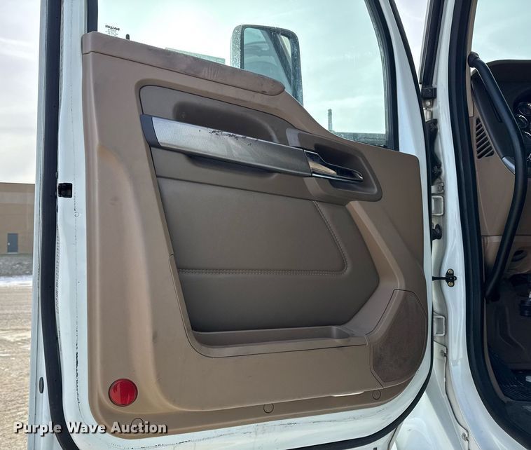 image for item EG7041 2017 Kenworth T680 semi truck