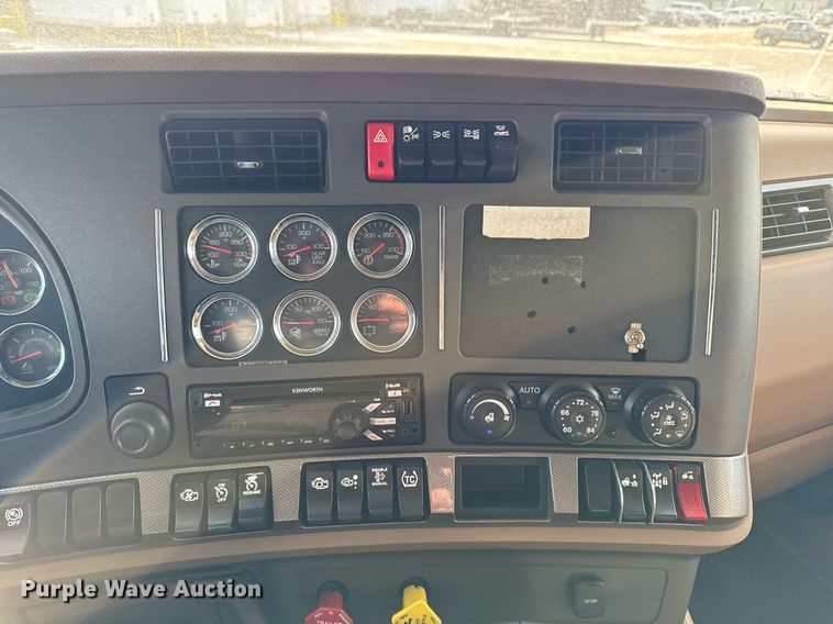 image for item EG7041 2017 Kenworth T680 semi truck