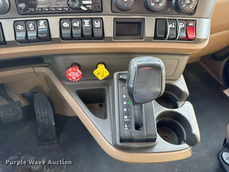 image for item EG7041 2017 Kenworth T680 semi truck