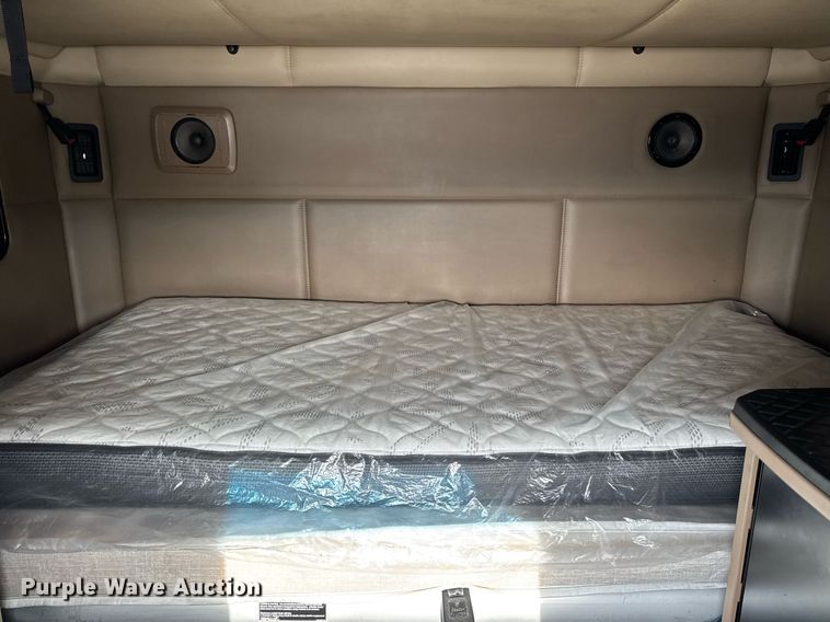 image for item EG7041 2017 Kenworth T680 semi truck