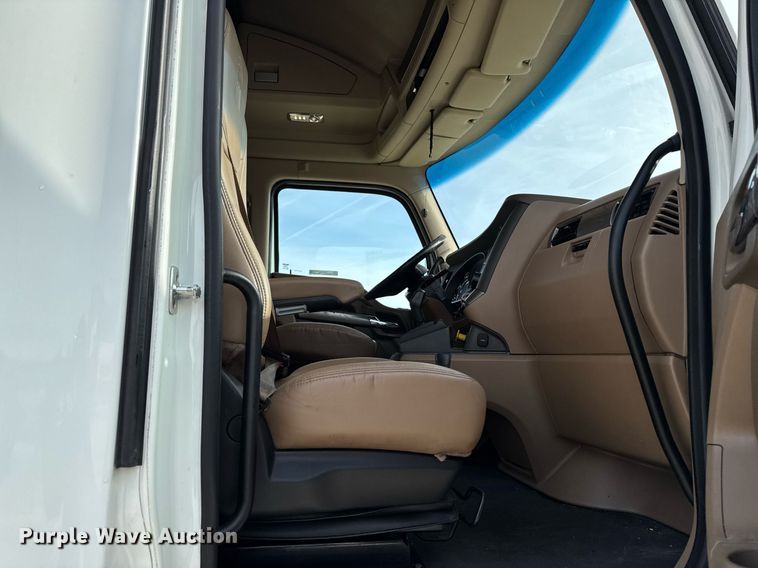 image for item EG7041 2017 Kenworth T680 semi truck