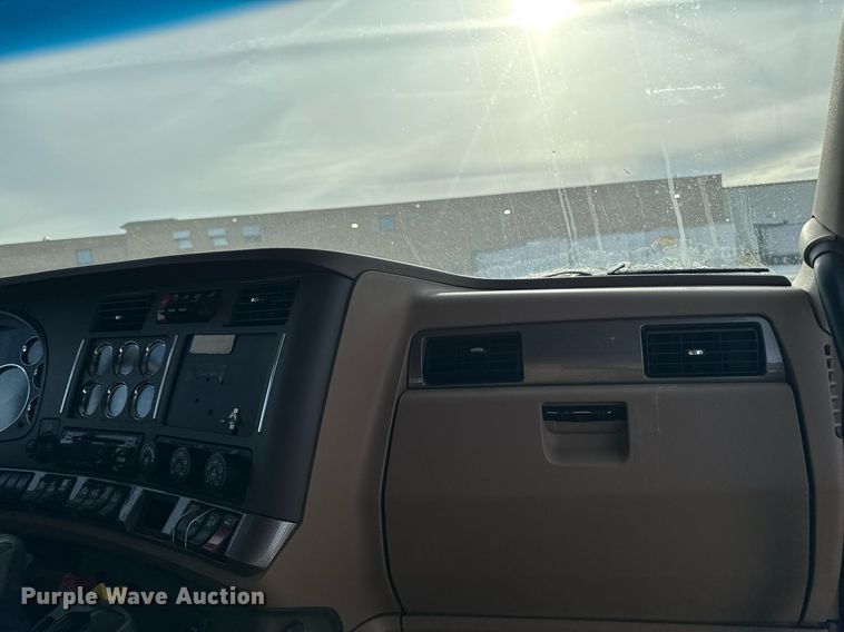 image for item EG7041 2017 Kenworth T680 semi truck