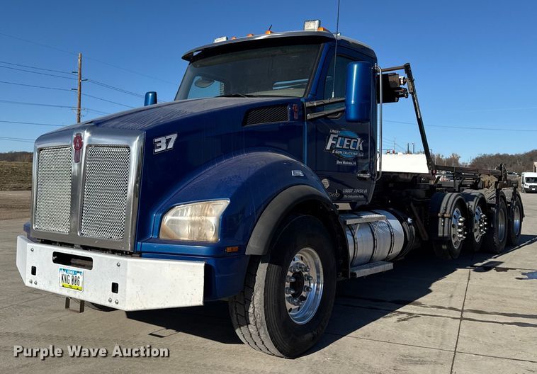 image for item EG7054 2015 Kenworth T880 roll-off container truck