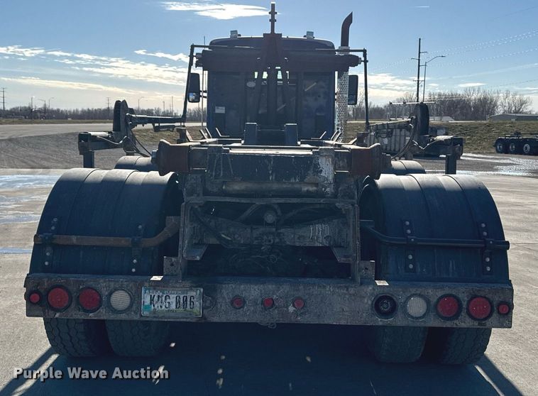 image for item EG7054 2015 Kenworth T880 roll-off container truck