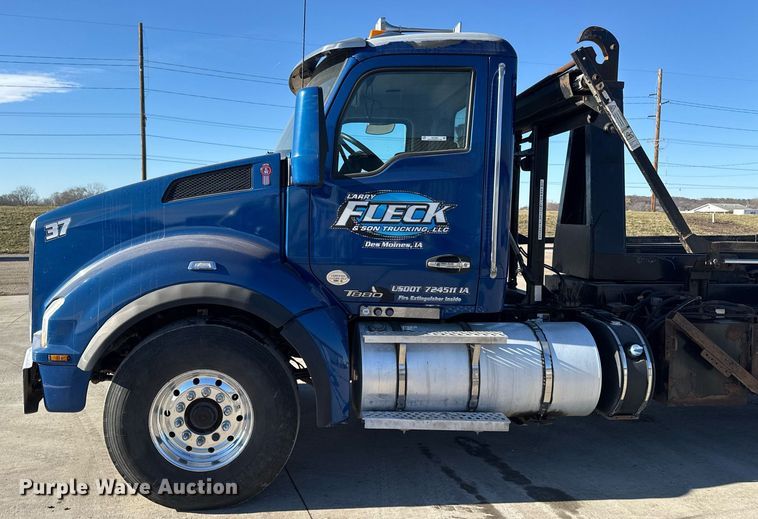 image for item EG7054 2015 Kenworth T880 roll-off container truck