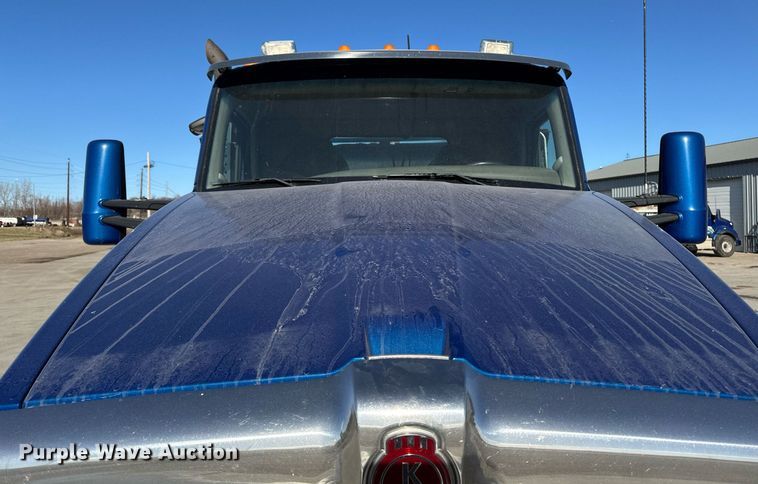 image for item EG7054 2015 Kenworth T880 roll-off container truck