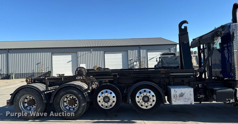 image for item EG7054 2015 Kenworth T880 roll-off container truck