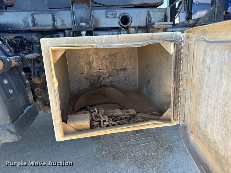 image for item EG7054 2015 Kenworth T880 roll-off container truck
