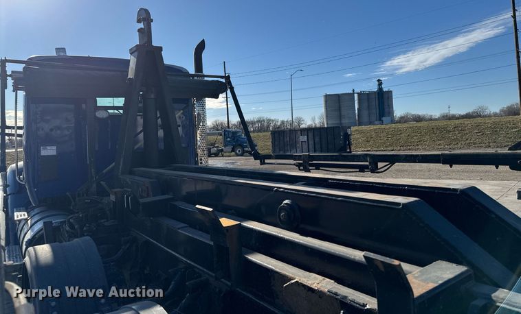image for item EG7054 2015 Kenworth T880 roll-off container truck