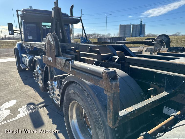 image for item EG7054 2015 Kenworth T880 roll-off container truck