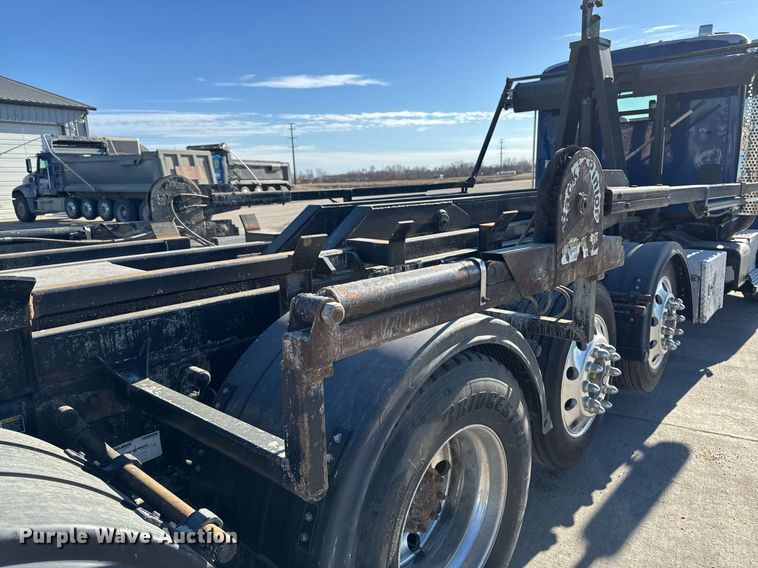 image for item EG7054 2015 Kenworth T880 roll-off container truck