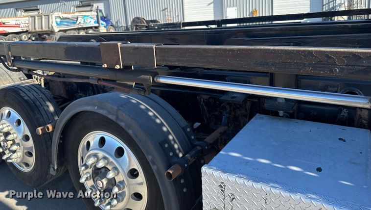 image for item EG7054 2015 Kenworth T880 roll-off container truck