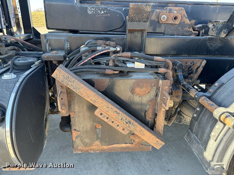 image for item EG7054 2015 Kenworth T880 roll-off container truck