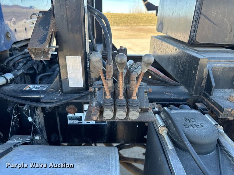 image for item EG7054 2015 Kenworth T880 roll-off container truck