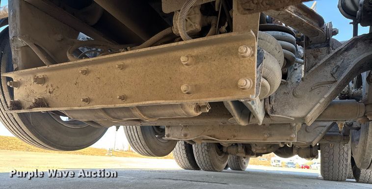 image for item EG7054 2015 Kenworth T880 roll-off container truck