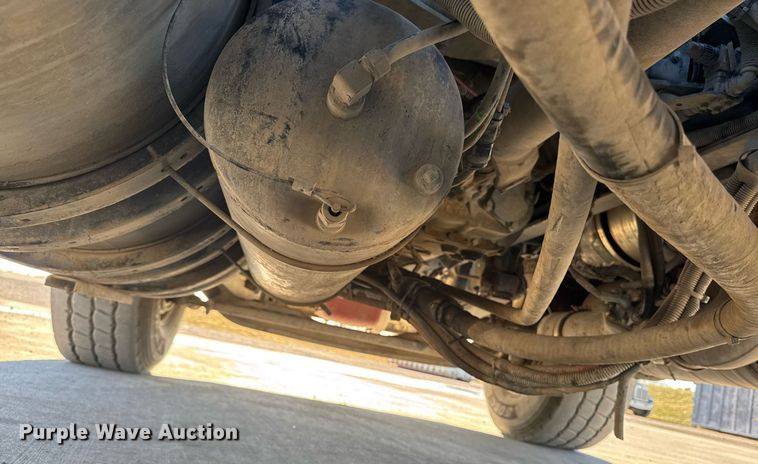 image for item EG7054 2015 Kenworth T880 roll-off container truck