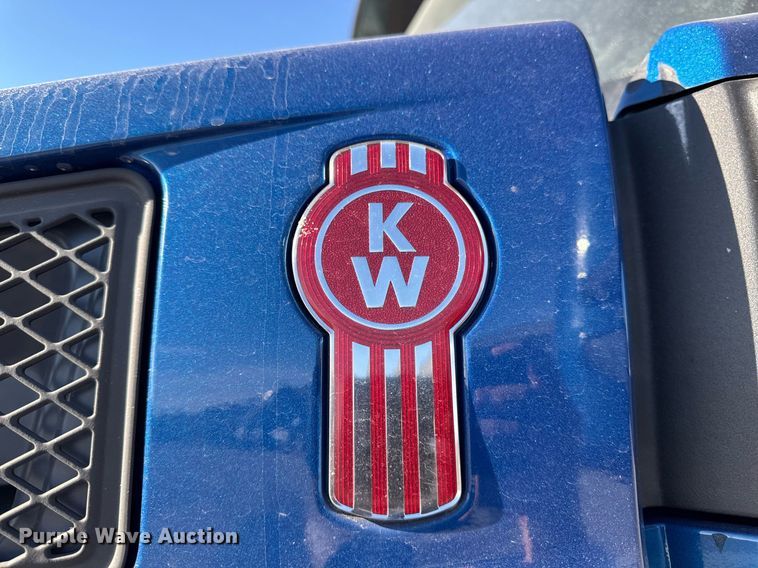 image for item EG7054 2015 Kenworth T880 roll-off container truck