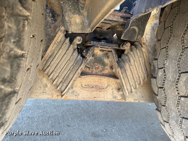 image for item EG7054 2015 Kenworth T880 roll-off container truck