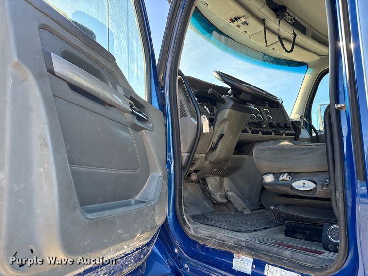 image for item EG7054 2015 Kenworth T880 roll-off container truck