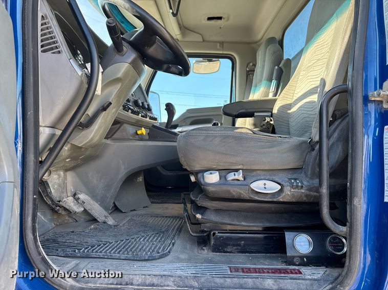 image for item EG7054 2015 Kenworth T880 roll-off container truck