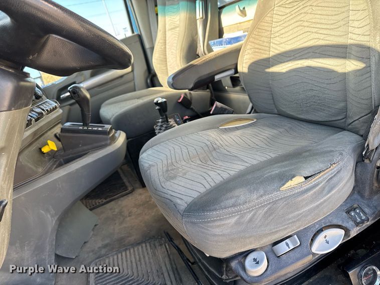 image for item EG7054 2015 Kenworth T880 roll-off container truck