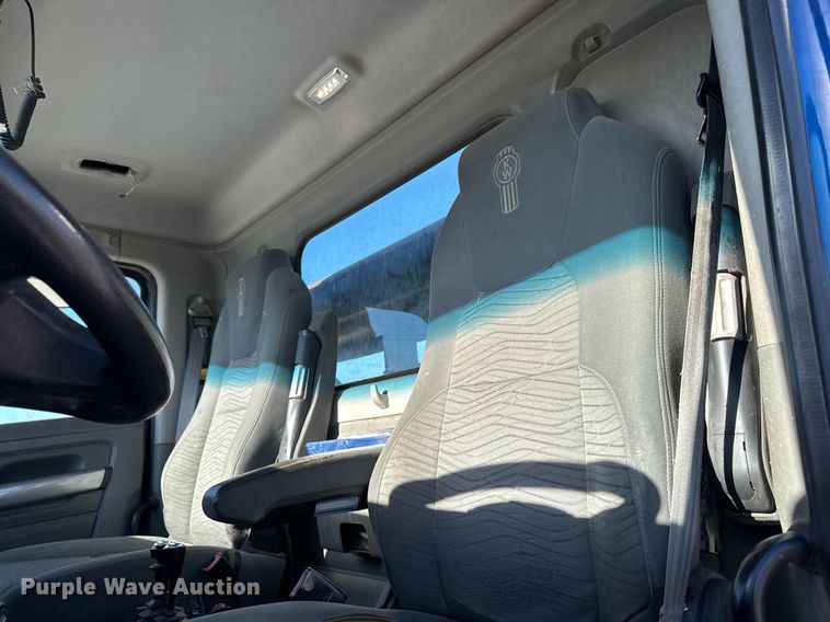 image for item EG7054 2015 Kenworth T880 roll-off container truck