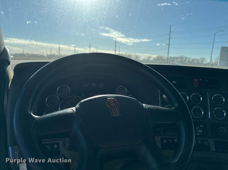 image for item EG7054 2015 Kenworth T880 roll-off container truck