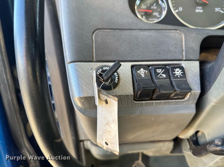 image for item EG7054 2015 Kenworth T880 roll-off container truck