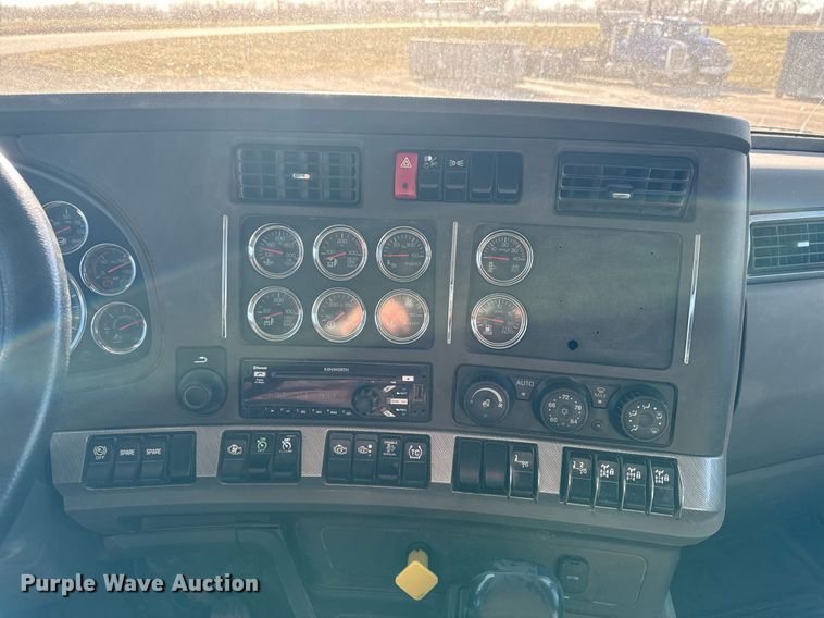 image for item EG7054 2015 Kenworth T880 roll-off container truck