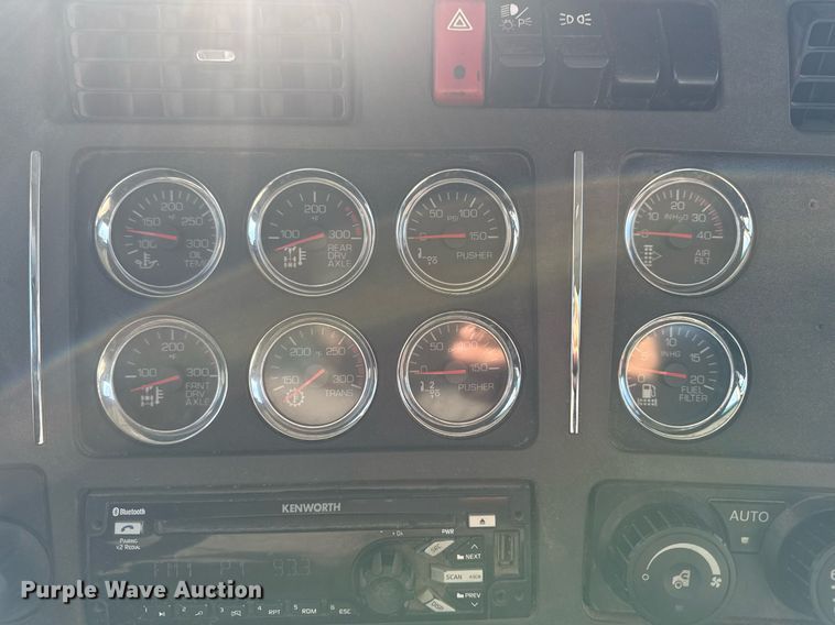 image for item EG7054 2015 Kenworth T880 roll-off container truck