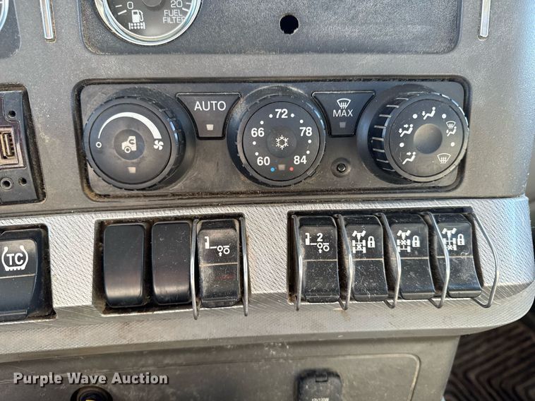 image for item EG7054 2015 Kenworth T880 roll-off container truck