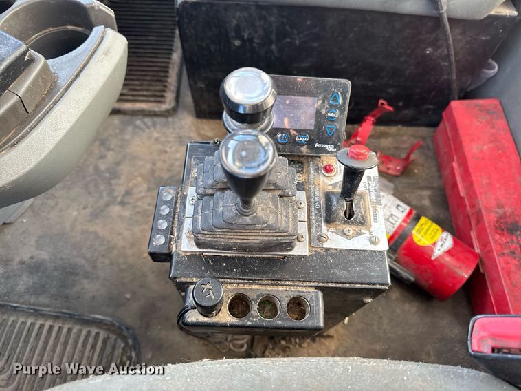 image for item EG7054 2015 Kenworth T880 roll-off container truck