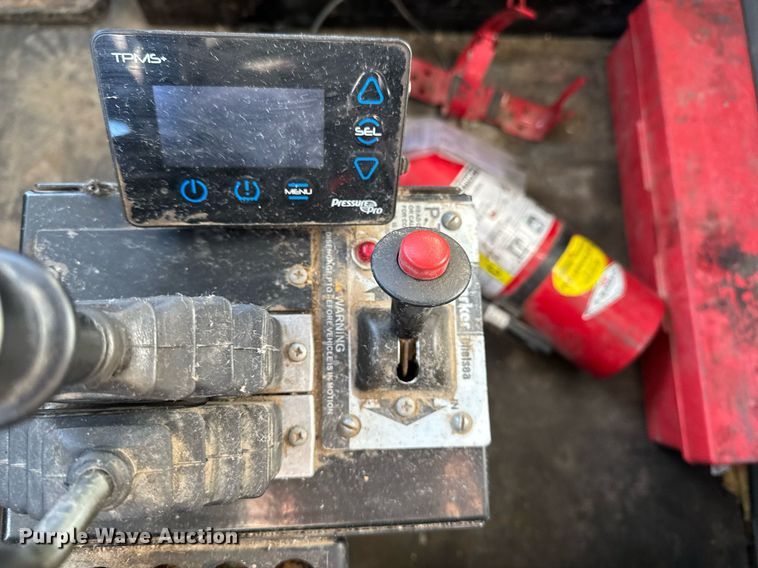 image for item EG7054 2015 Kenworth T880 roll-off container truck