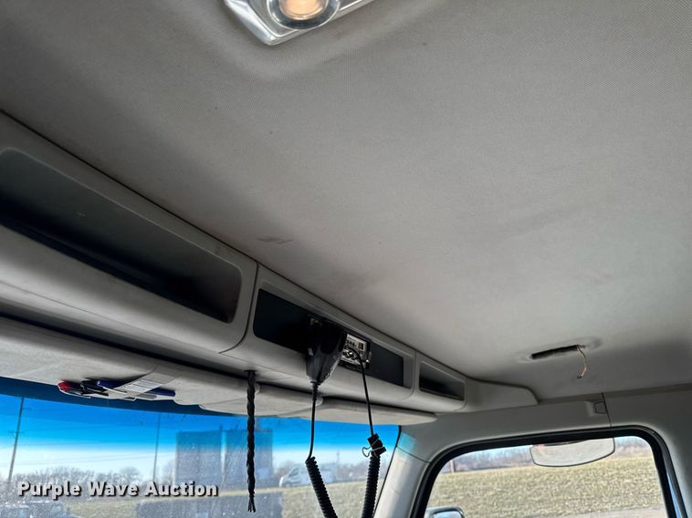 image for item EG7054 2015 Kenworth T880 roll-off container truck