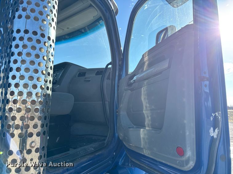 image for item EG7054 2015 Kenworth T880 roll-off container truck