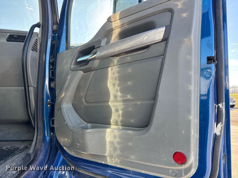 image for item EG7054 2015 Kenworth T880 roll-off container truck