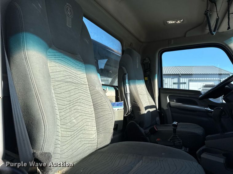 image for item EG7054 2015 Kenworth T880 roll-off container truck